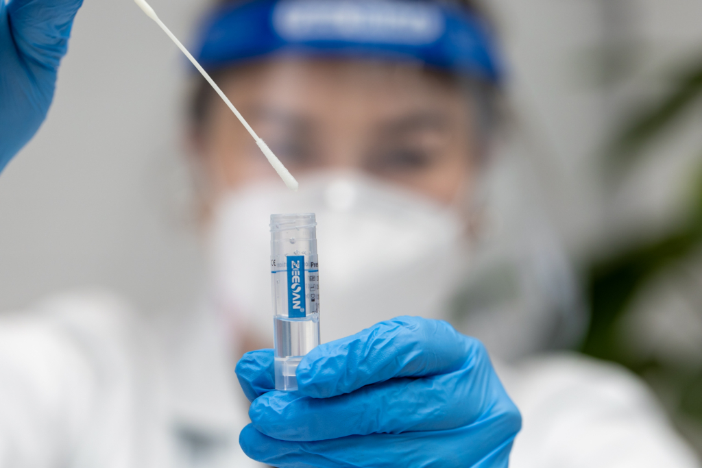 PCR-test buisje met teststaafje Amsterdam